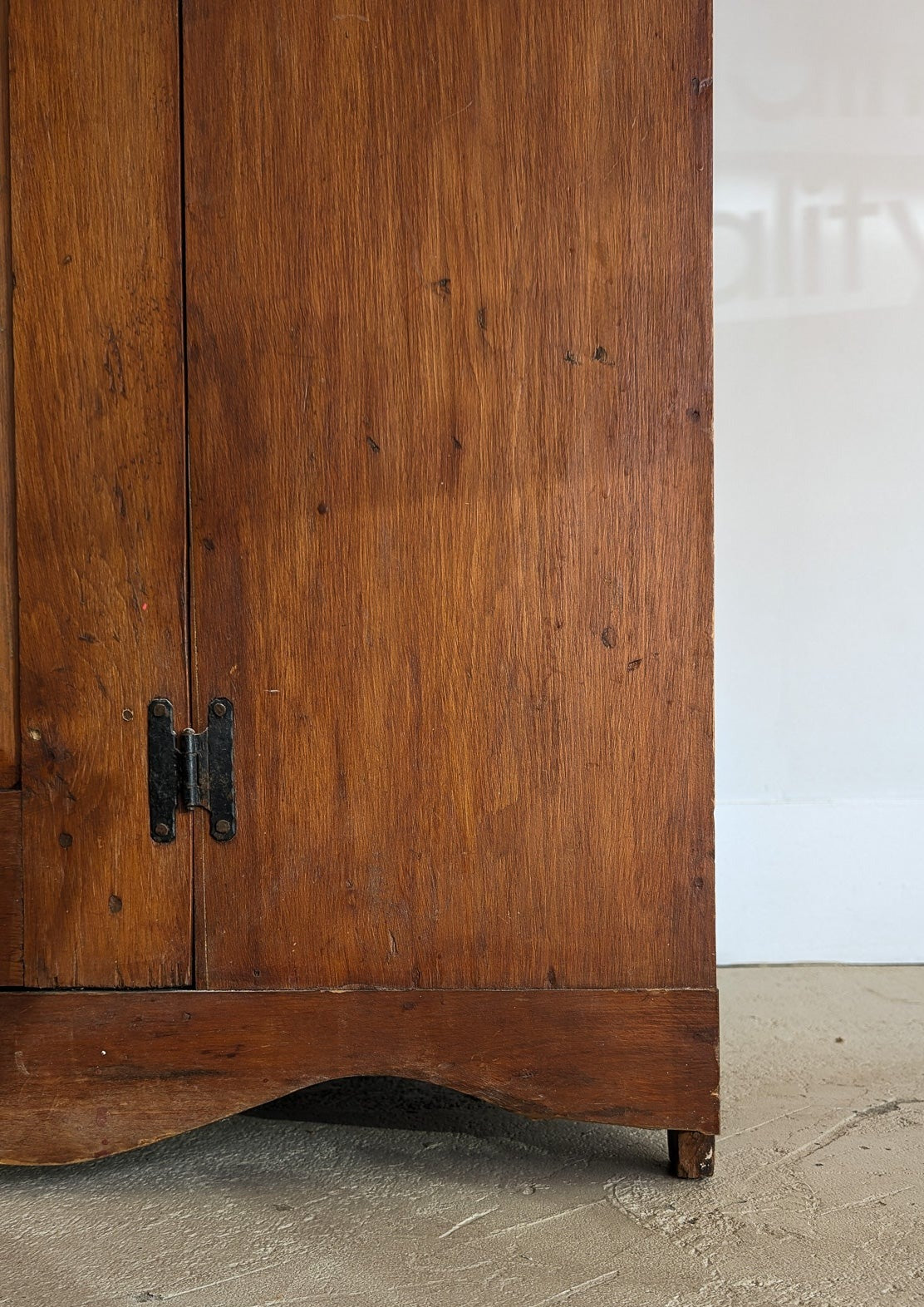 Vintage Wooden Hutch with Scalloped Detailing
