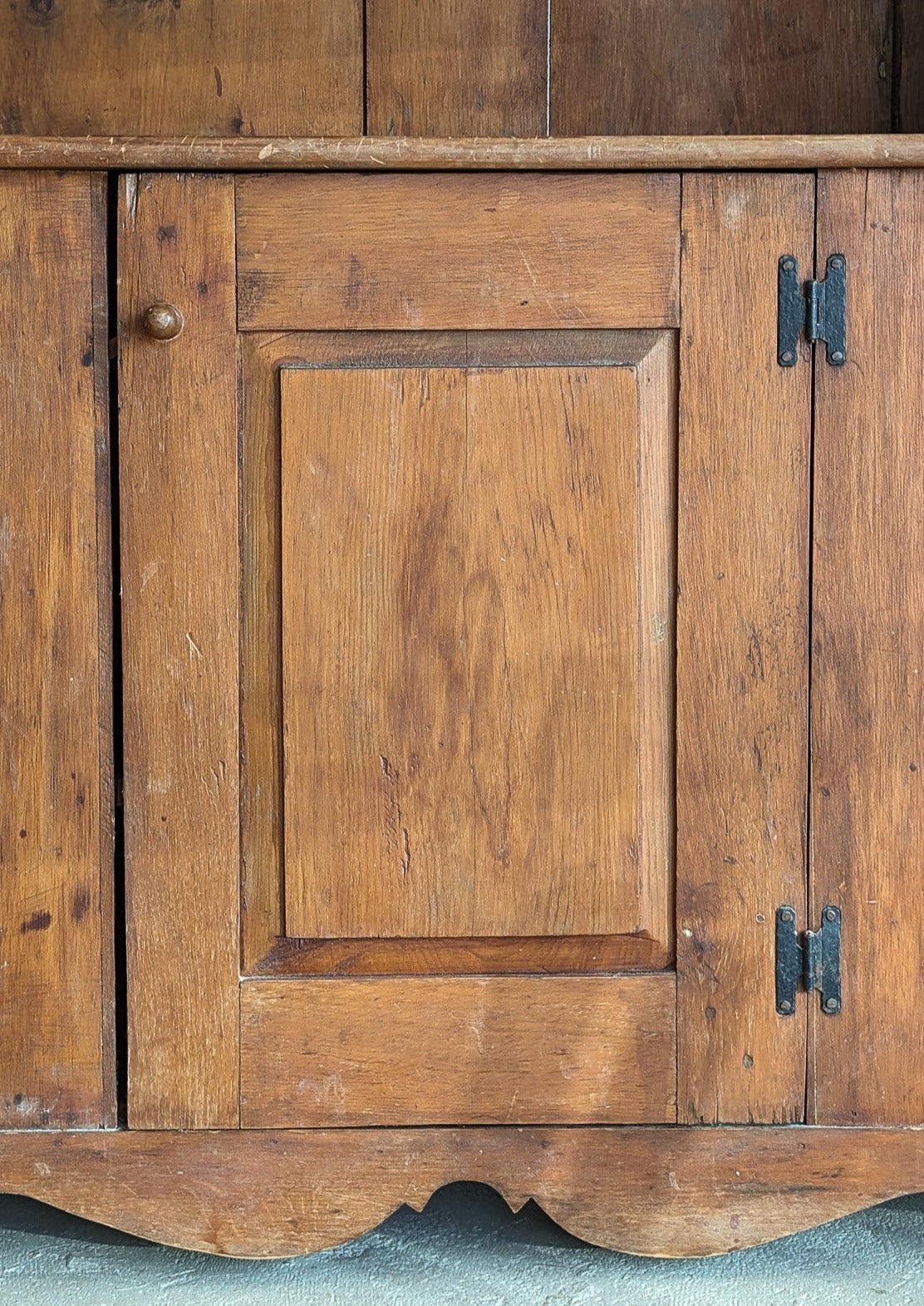 Vintage Wooden Hutch with Scalloped Detailing