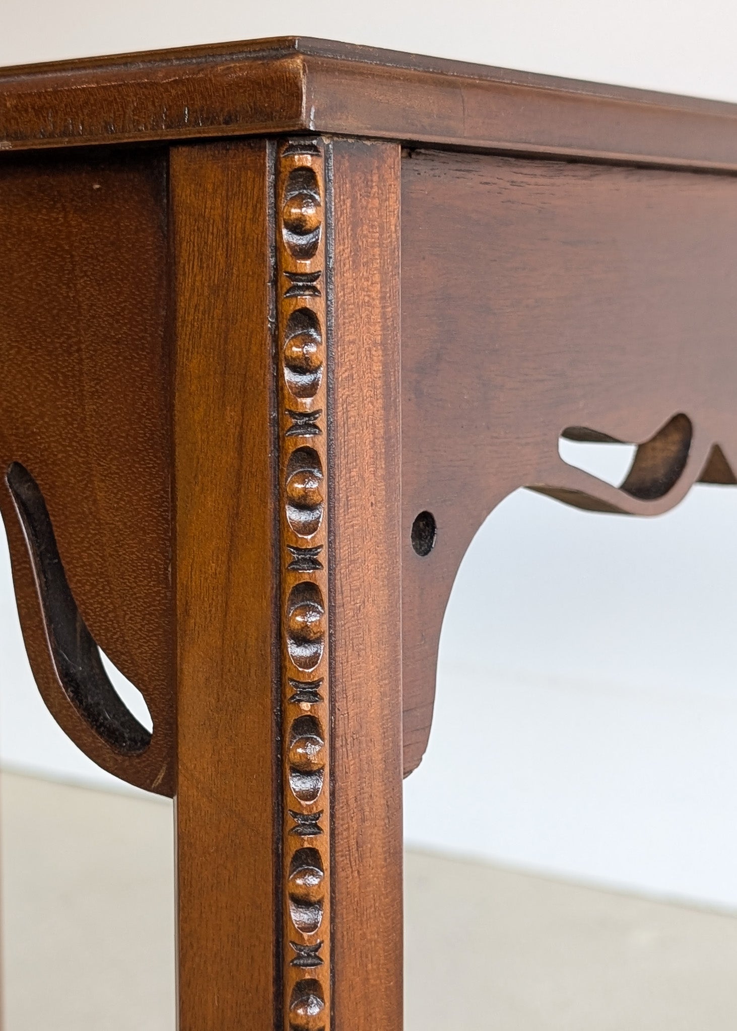 Vintage Wooden Side Accent Table with Cutout Scalloped Apron