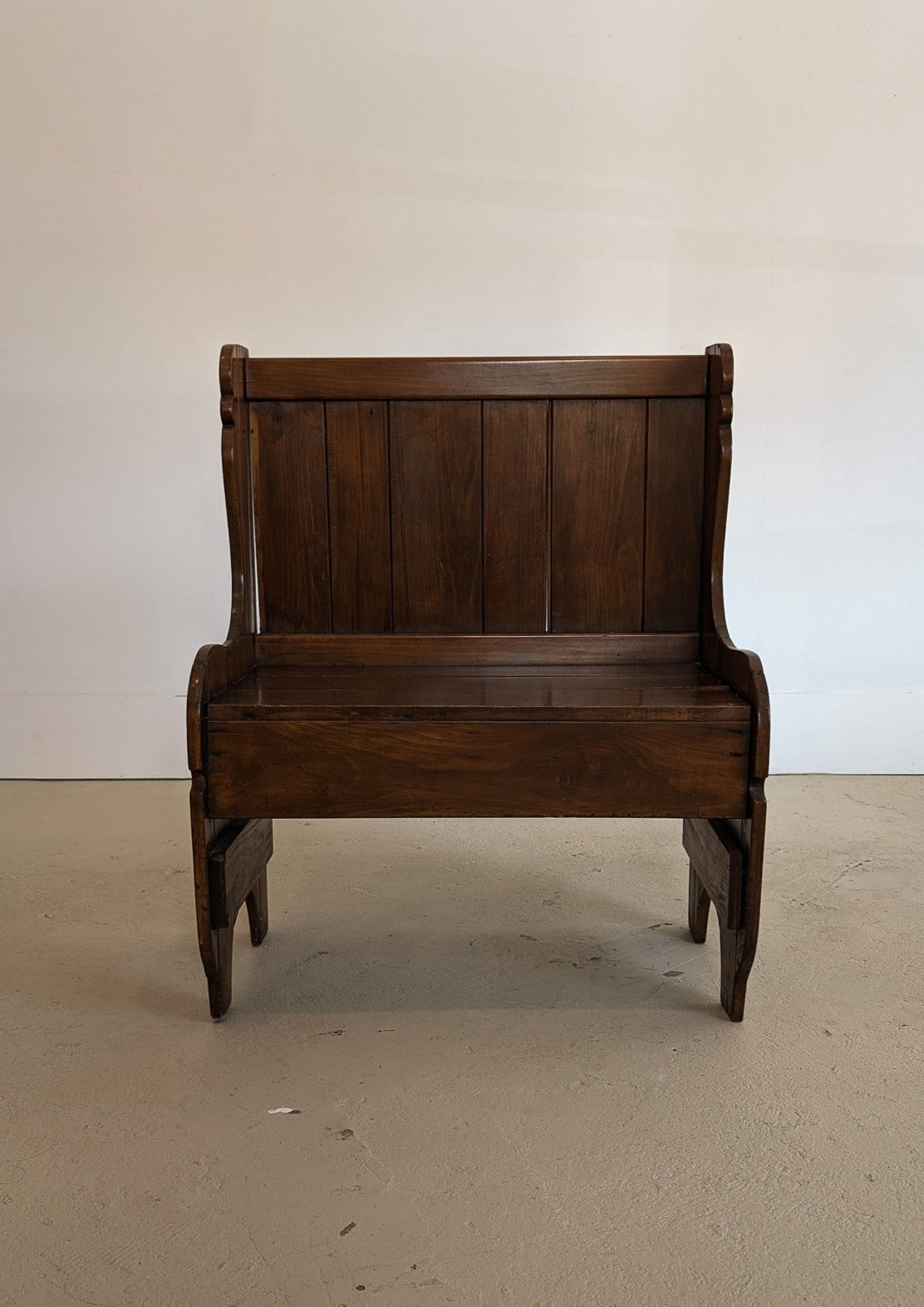 Vintage Dark Wooden Scalloped Deacon's Bench with Cream Floral Cushion