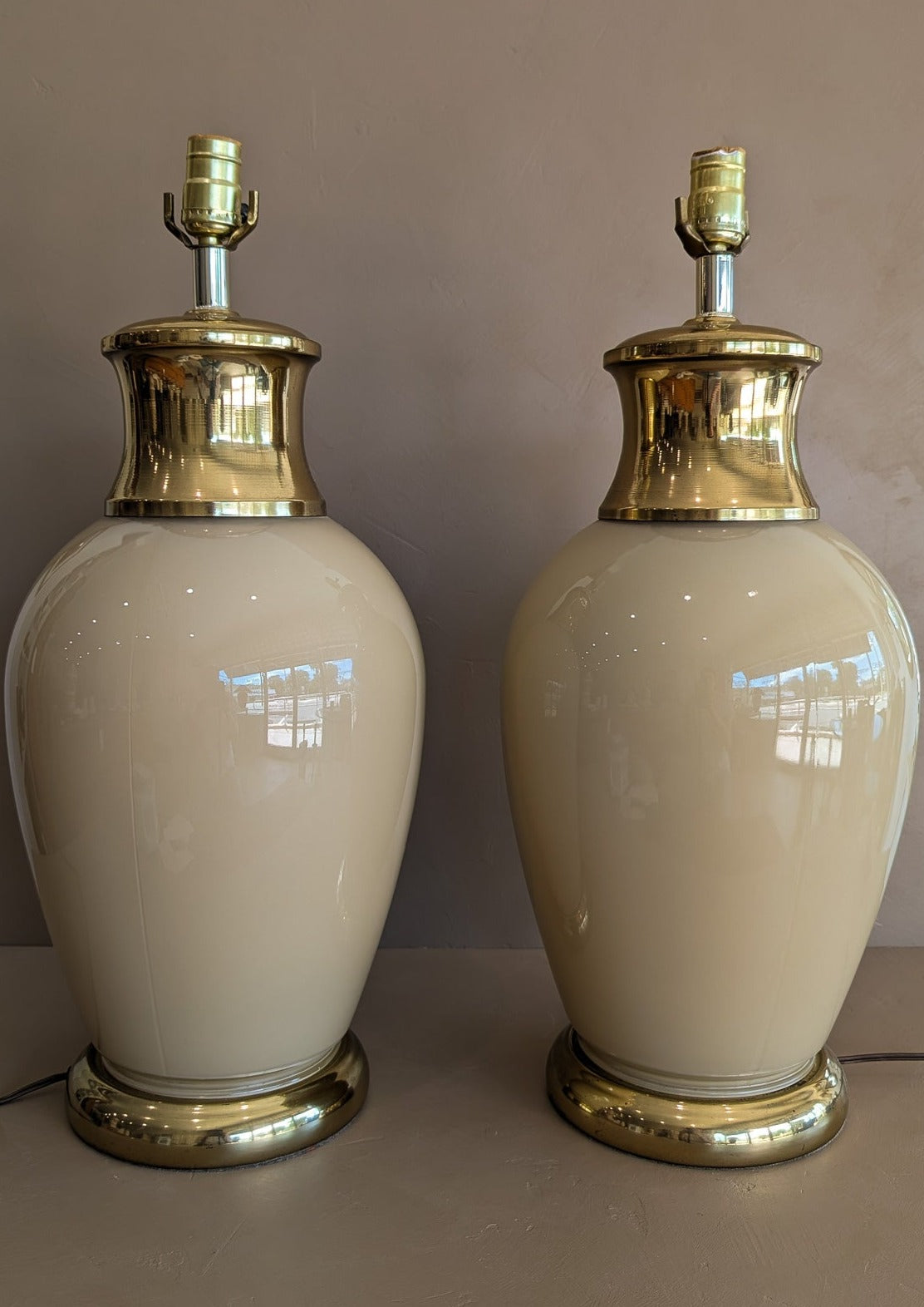 Vintage Beige Glass and Brass Ginger Jar-Style Lamp