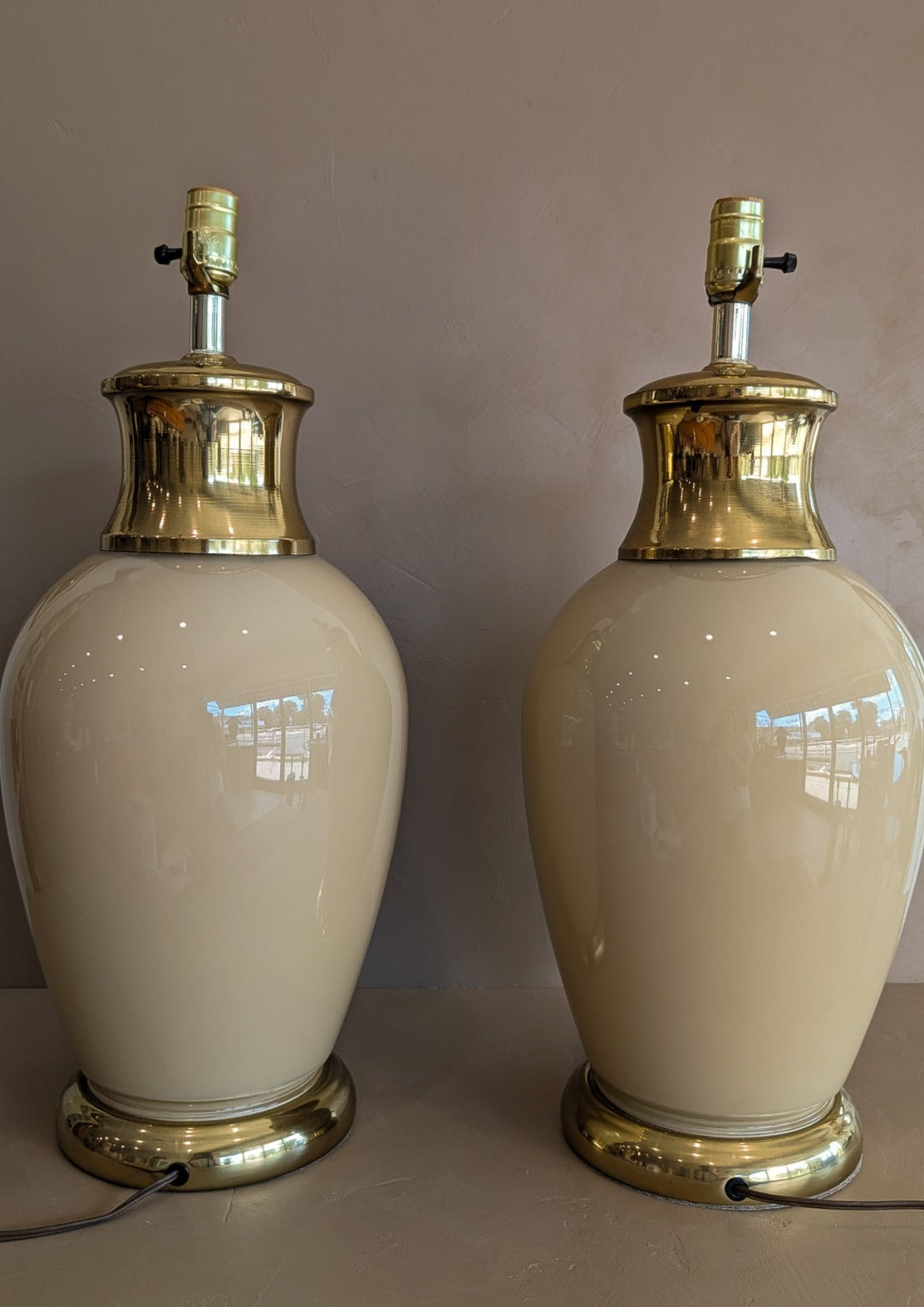 Vintage Beige Glass and Brass Ginger Jar-Style Lamp