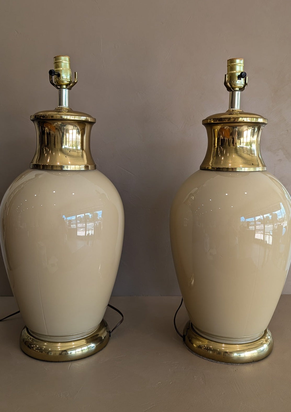 Vintage Beige Glass and Brass Ginger Jar-Style Lamp