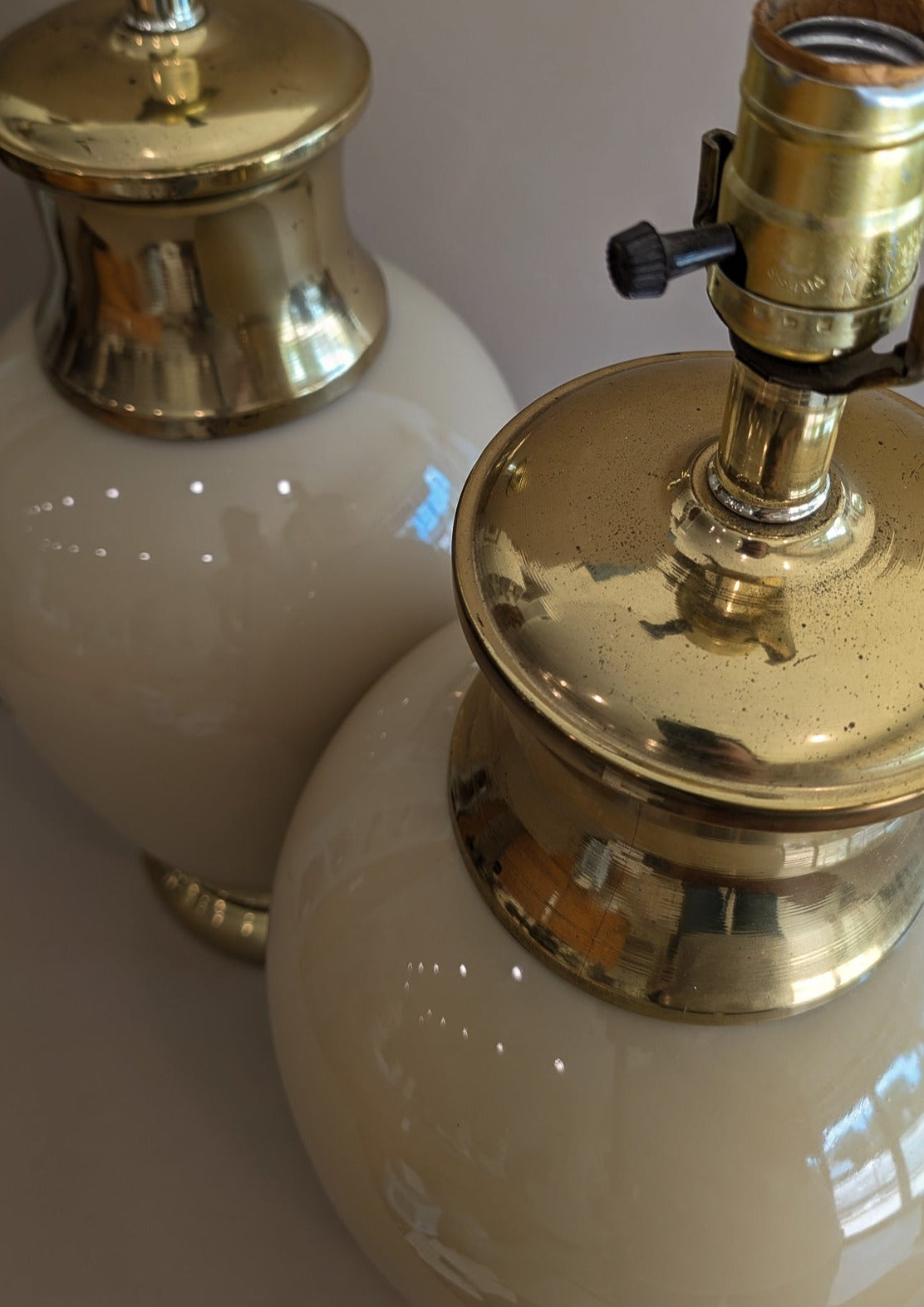 Vintage Beige Glass and Brass Ginger Jar-Style Lamp