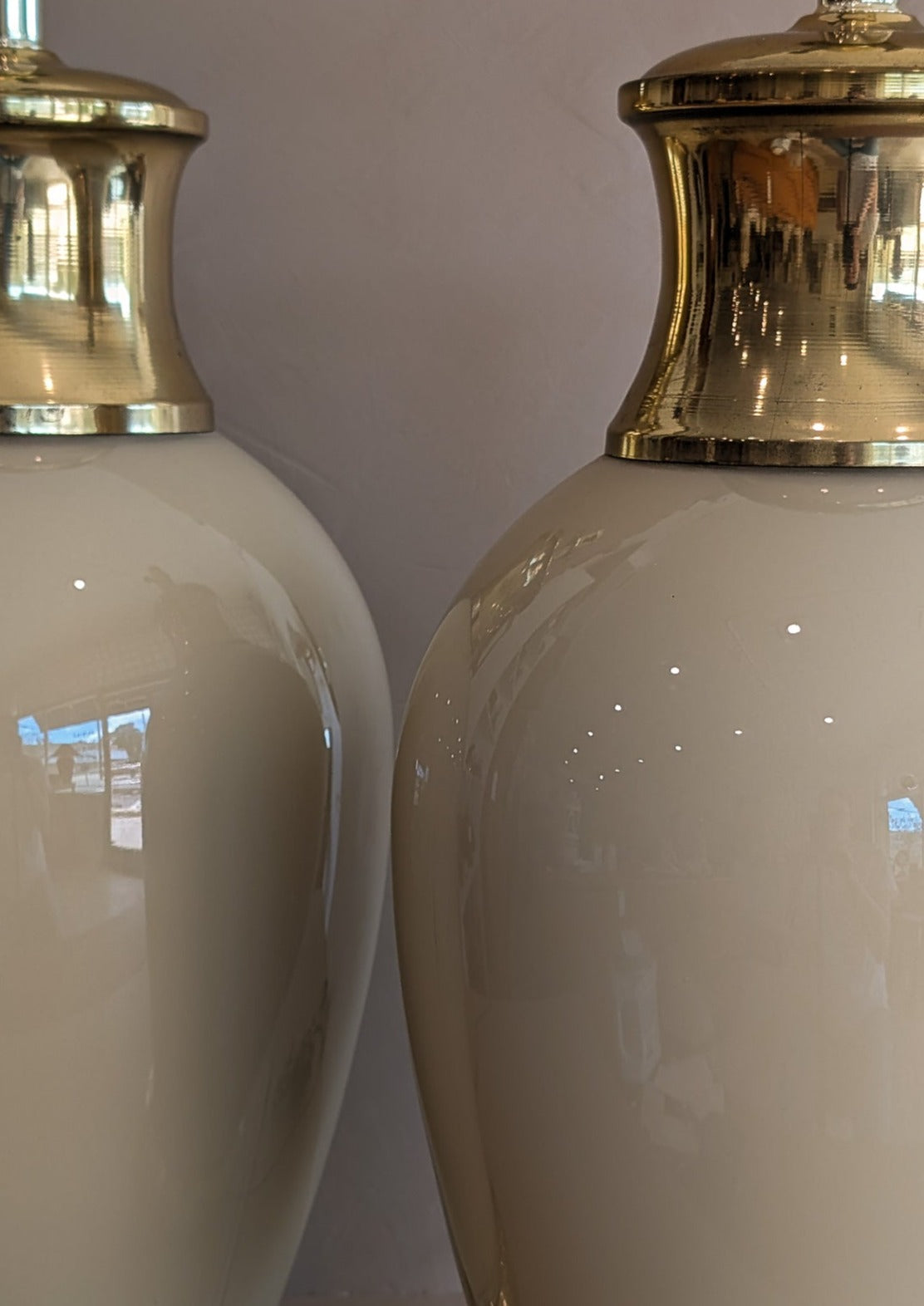 Vintage Beige Glass and Brass Ginger Jar-Style Lamp