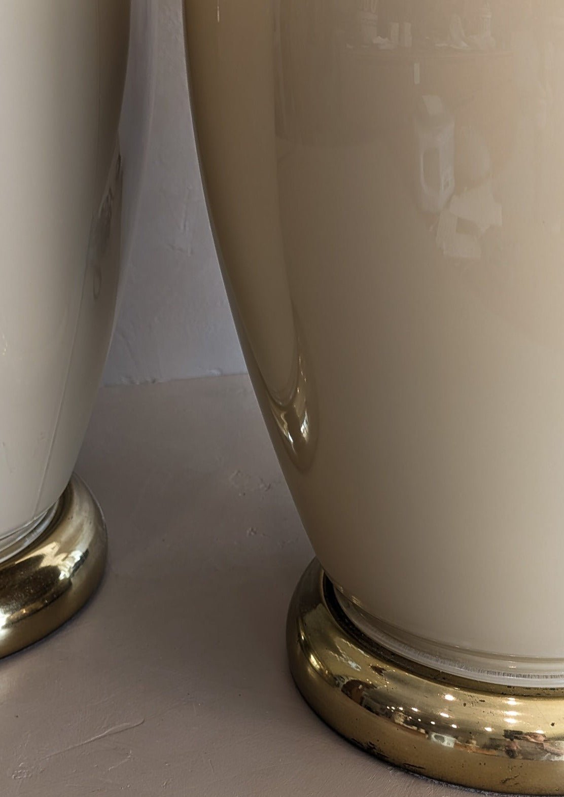 Vintage Beige Glass and Brass Ginger Jar-Style Lamp