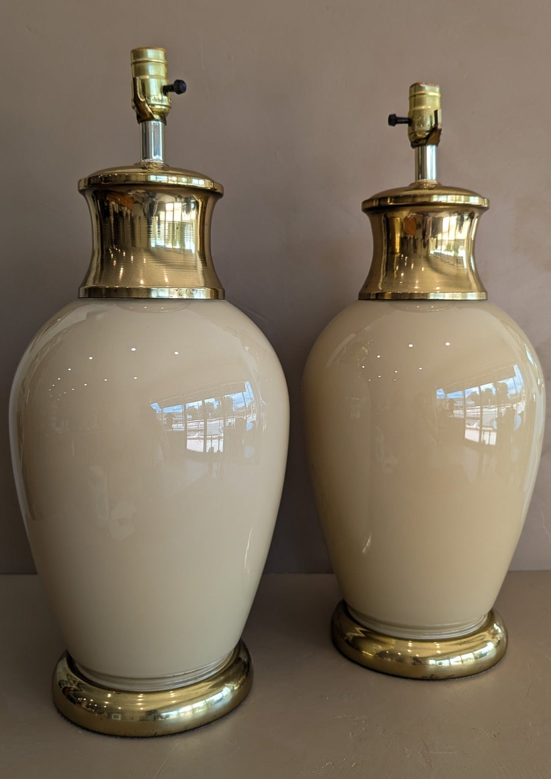 Vintage Beige Glass and Brass Ginger Jar-Style Lamp