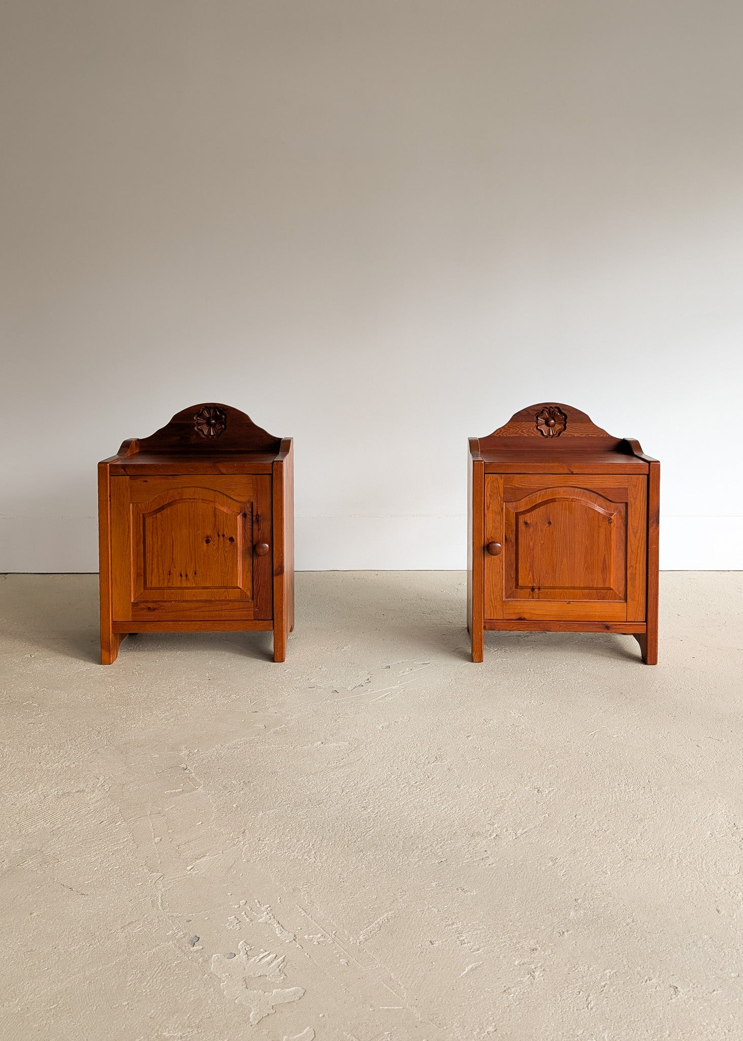 Pair of Vintage Swedish Reddish-Brown Pine Wooden Nightstands with Floral Motif Carving