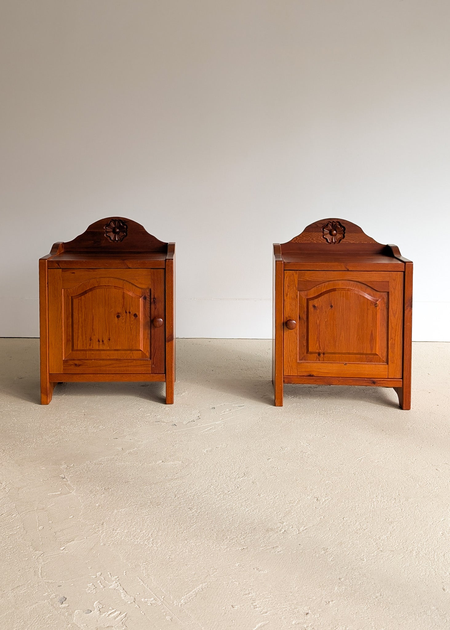 Pair of Vintage Swedish Reddish-Brown Pine Wooden Nightstands with Floral Motif Carving