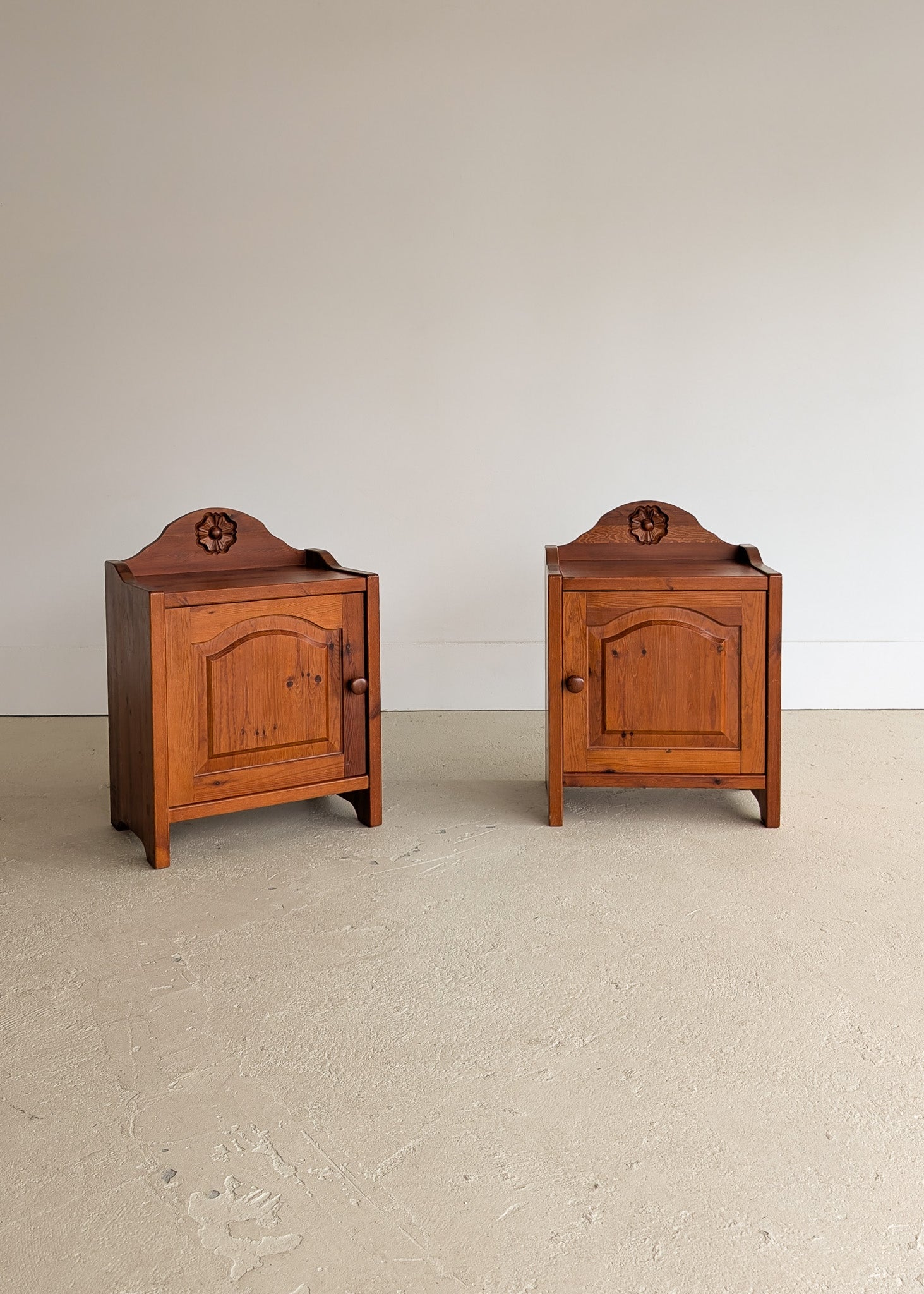 Pair of Vintage Swedish Reddish-Brown Pine Wooden Nightstands with Floral Motif Carving