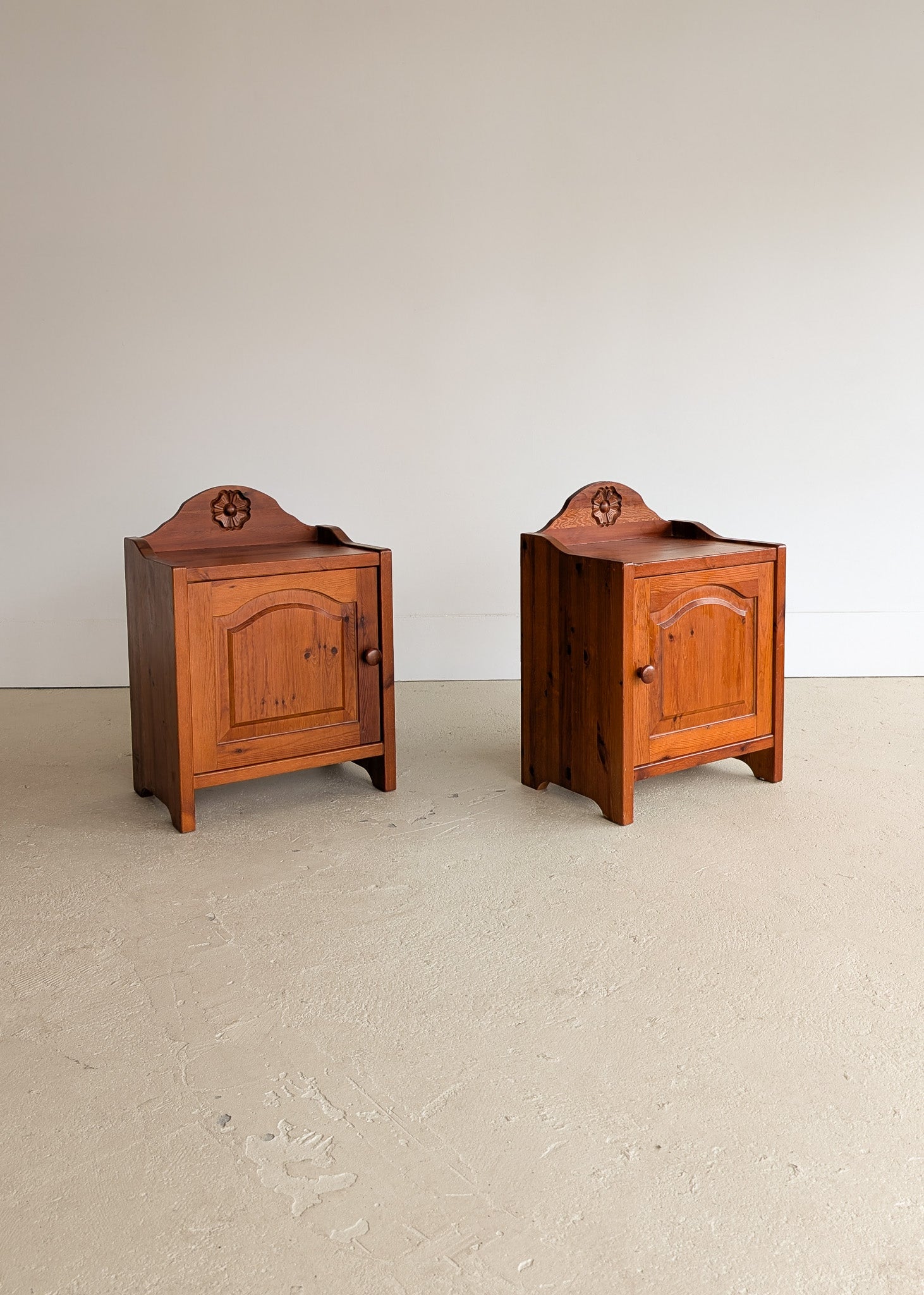 Pair of Vintage Swedish Reddish-Brown Pine Wooden Nightstands with Floral Motif Carving