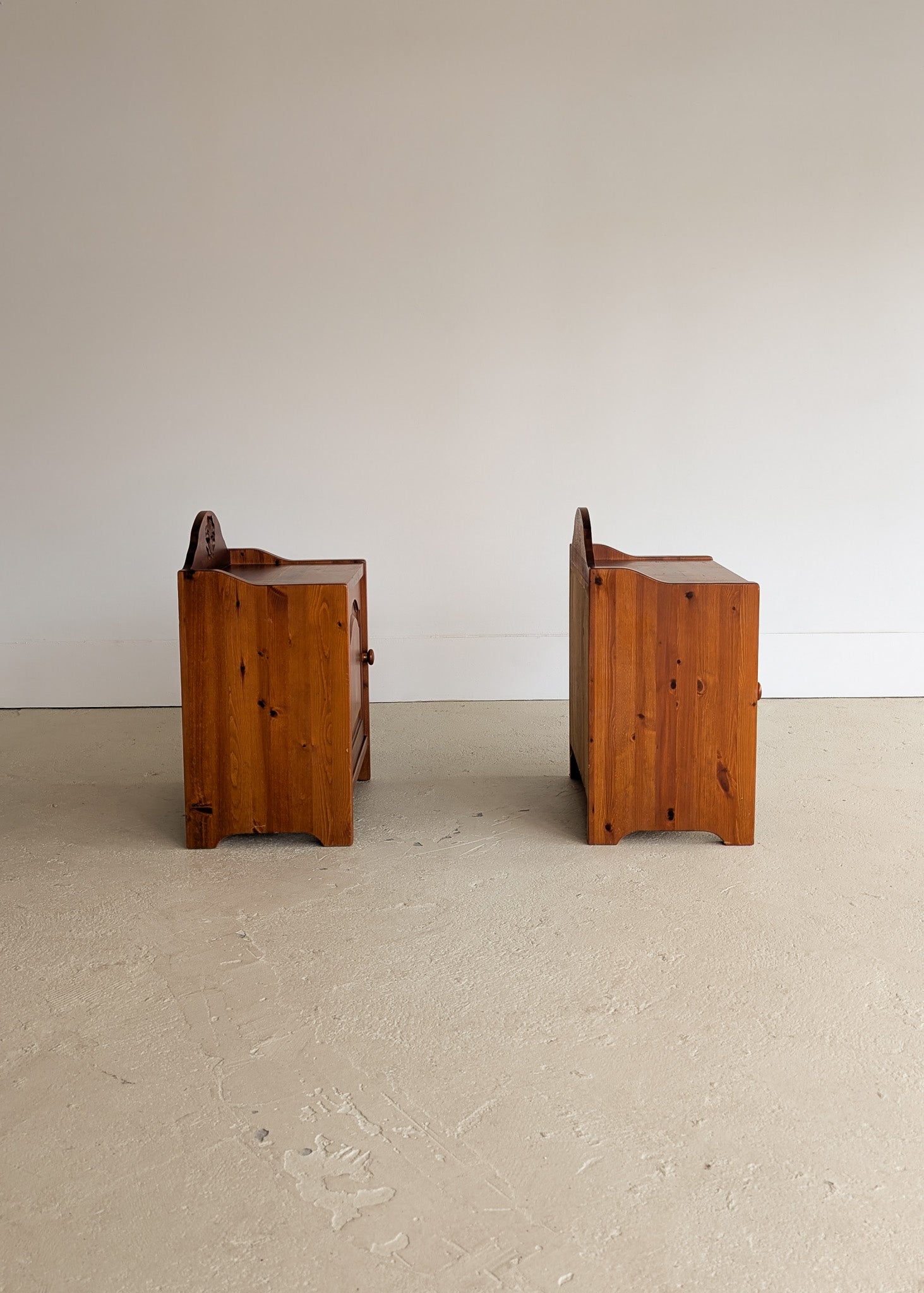 Pair of Vintage Swedish Reddish-Brown Pine Wooden Nightstands with Floral Motif Carving