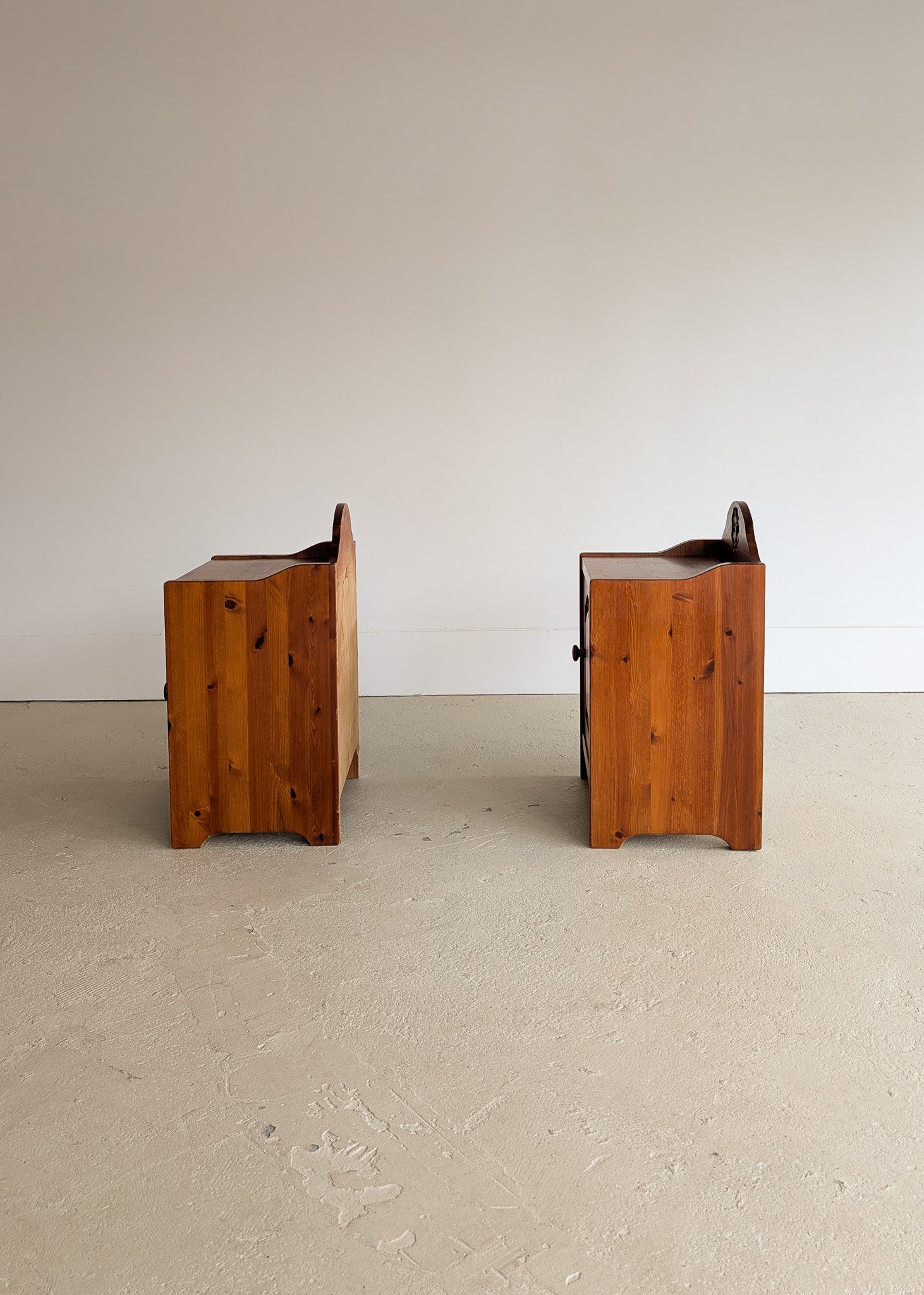 Pair of Vintage Swedish Reddish-Brown Pine Wooden Nightstands with Floral Motif Carving