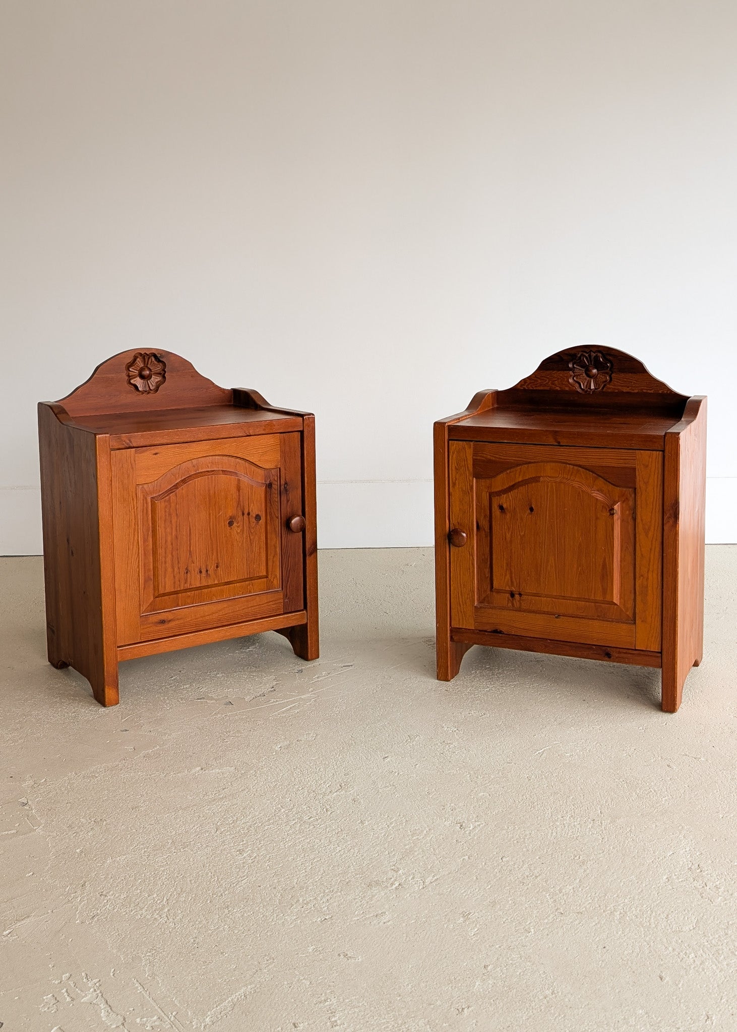 Pair of Vintage Swedish Reddish-Brown Pine Wooden Nightstands with Floral Motif Carving