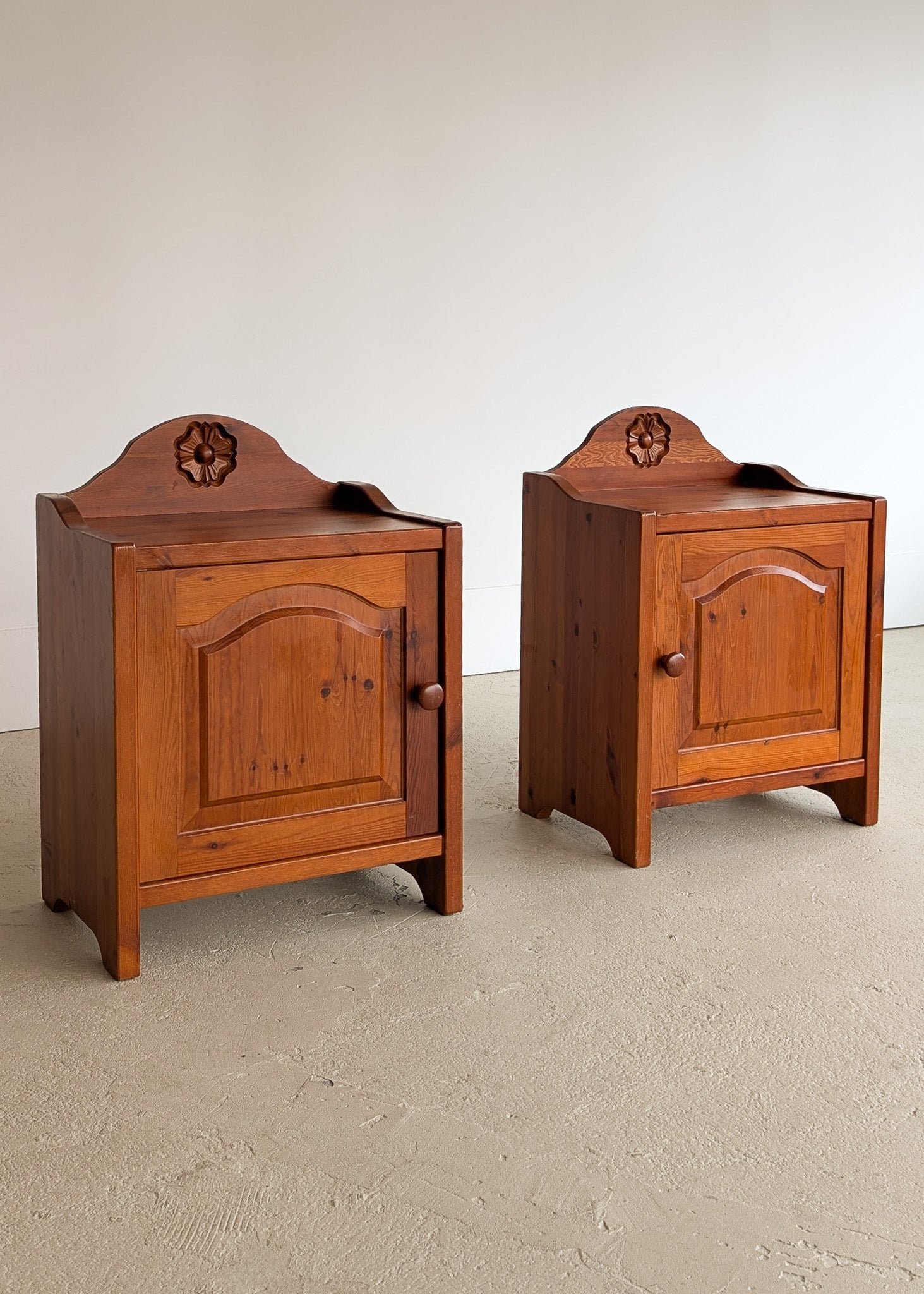 Pair of Vintage Swedish Reddish-Brown Pine Wooden Nightstands with Floral Motif Carving
