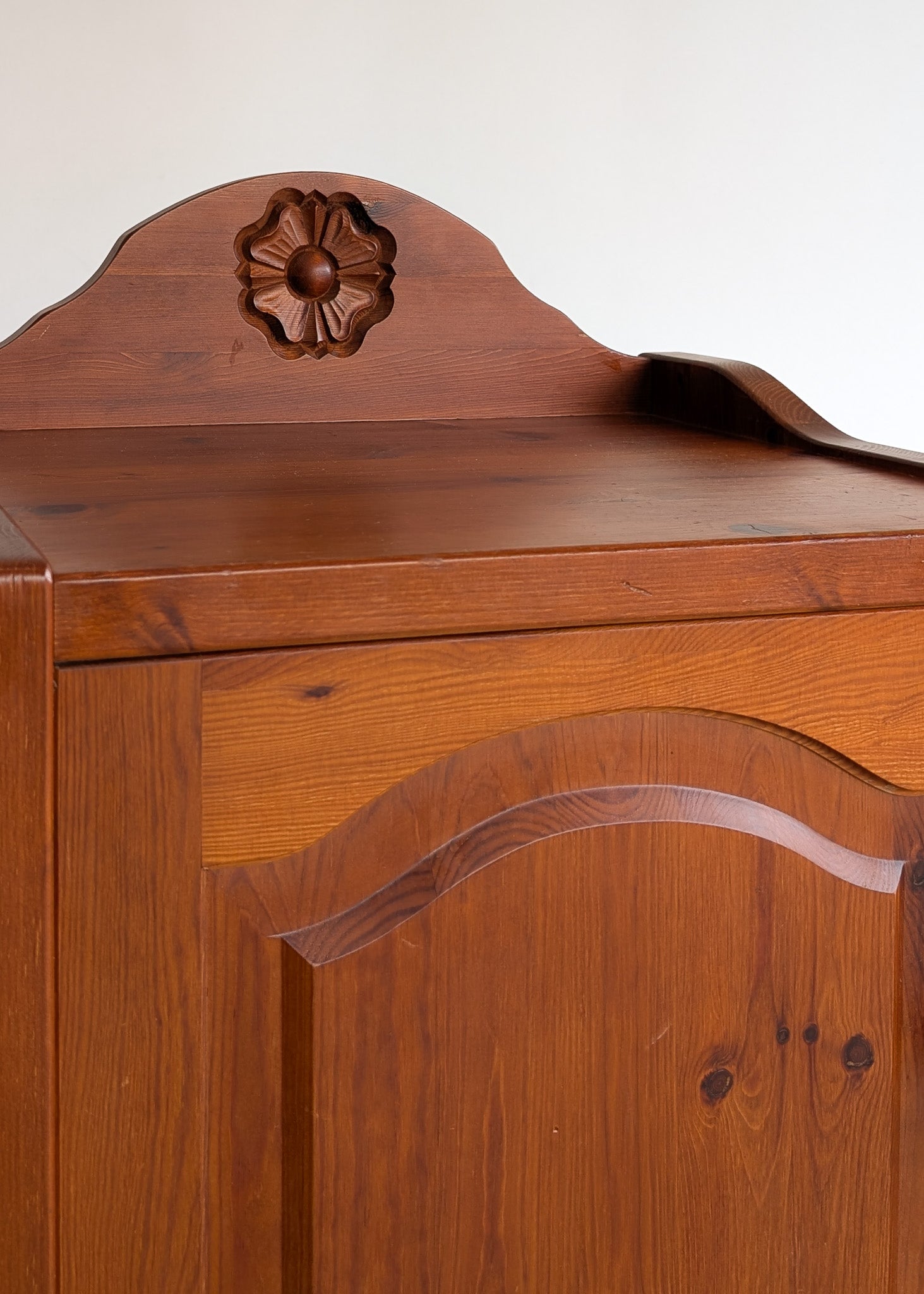 Pair of Vintage Swedish Reddish-Brown Pine Wooden Nightstands with Floral Motif Carving