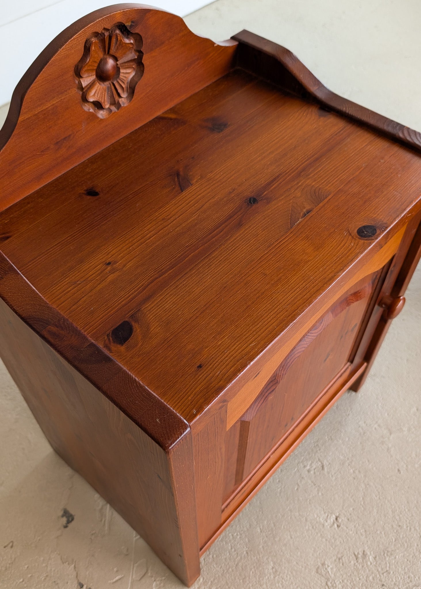 Pair of Vintage Swedish Reddish-Brown Pine Wooden Nightstands with Floral Motif Carving