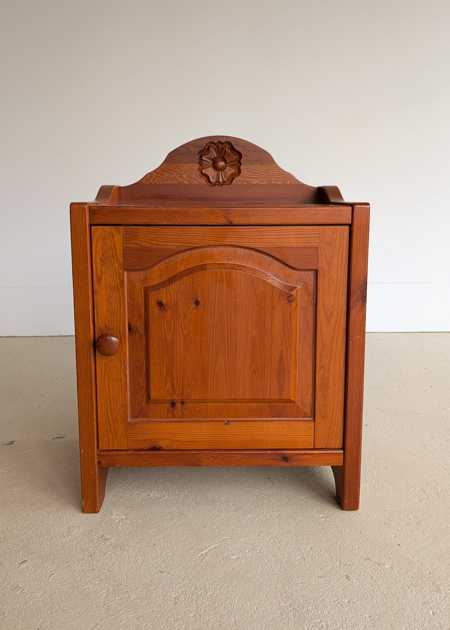 Pair of Vintage Swedish Reddish-Brown Pine Wooden Nightstands with Floral Motif Carving