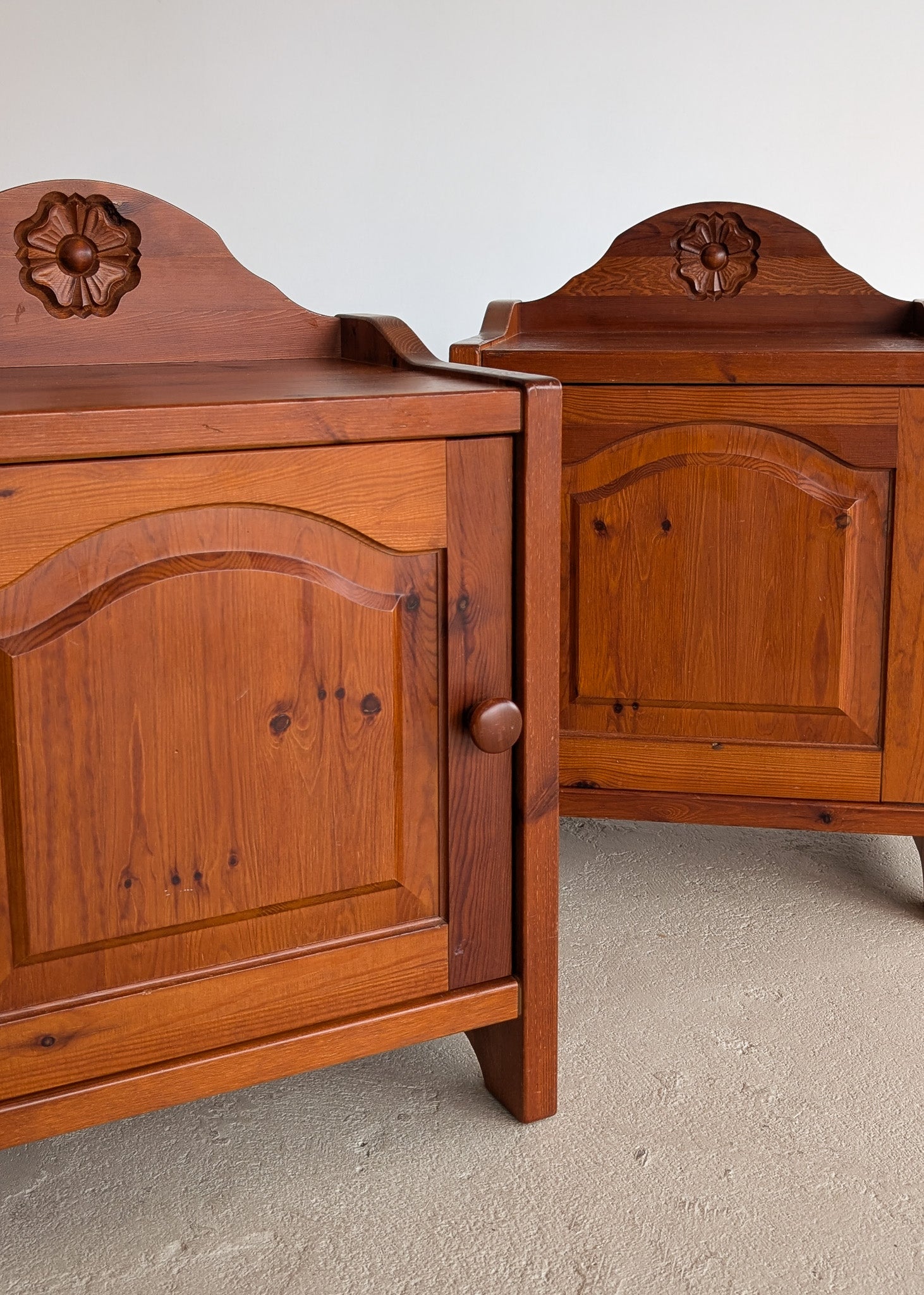 Pair of Vintage Swedish Reddish-Brown Pine Wooden Nightstands with Floral Motif Carving
